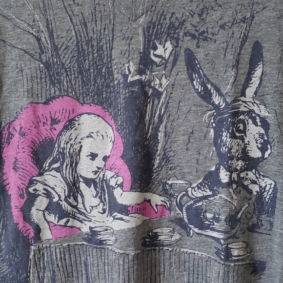 Like New! Alice in Wonderland Tee-Shirt size M - Picture 2 of 9